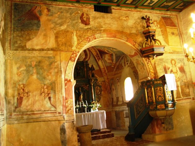 Kamenná krstiteľnica s románskymi prvkami pochádza z konca 13. storočia a kazateľnica s bohatou drev